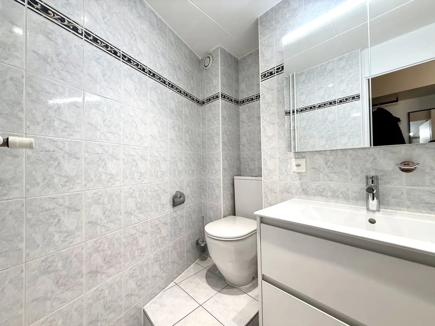 Charming Renovated Studio - Photo 3 of 4