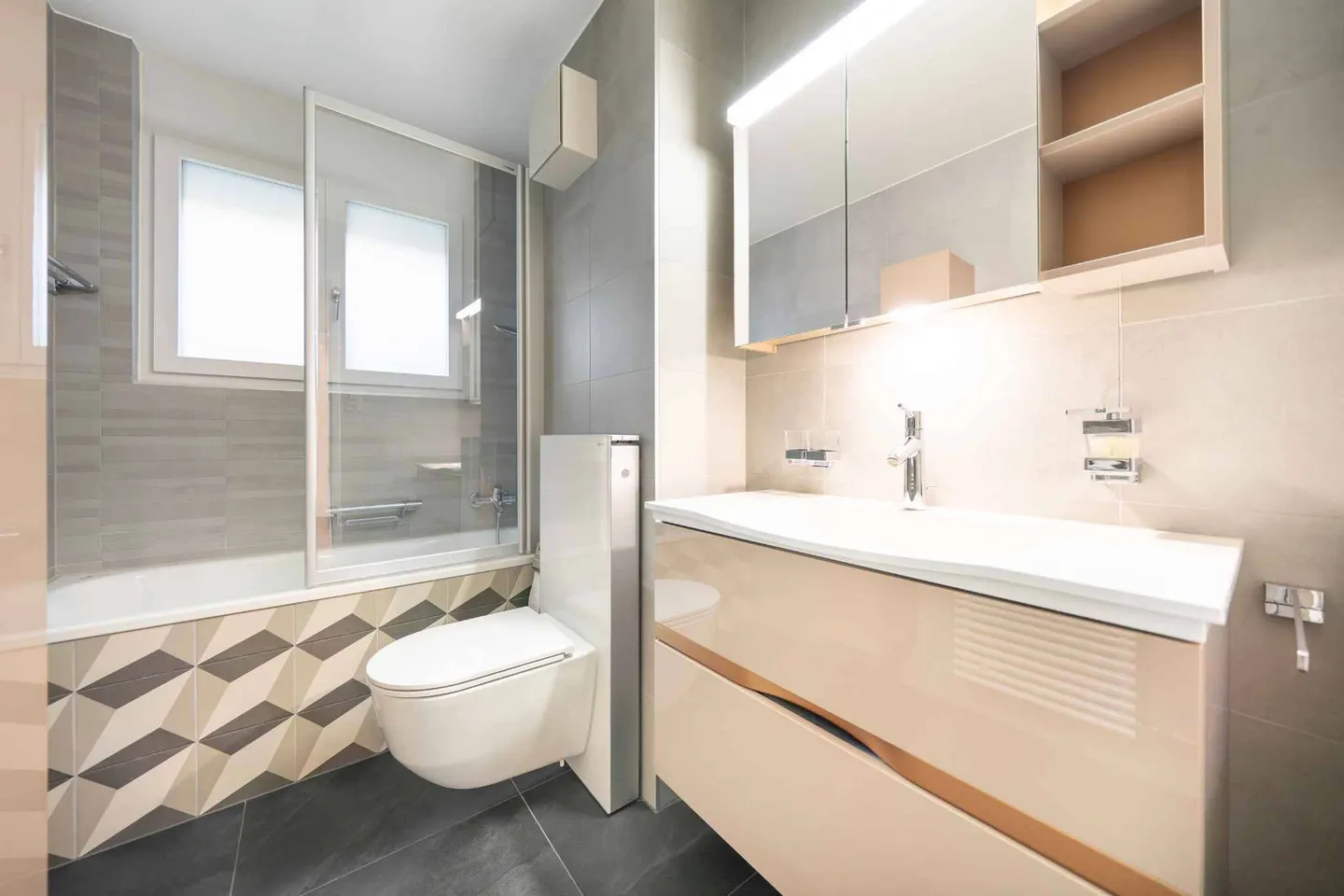 Superbo 5,5 locali, 133 m2, magnificamente ristrutturato con grande balcone - Foto 11 di 13