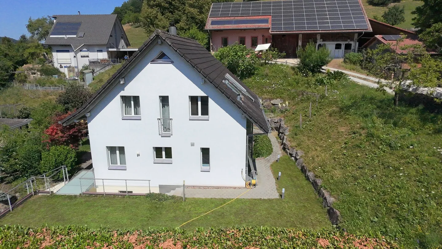 Casa unifamiliare adatta alle famiglie con 5,5 stanze e grande giardino a Gränichen - Foto 3 di 17