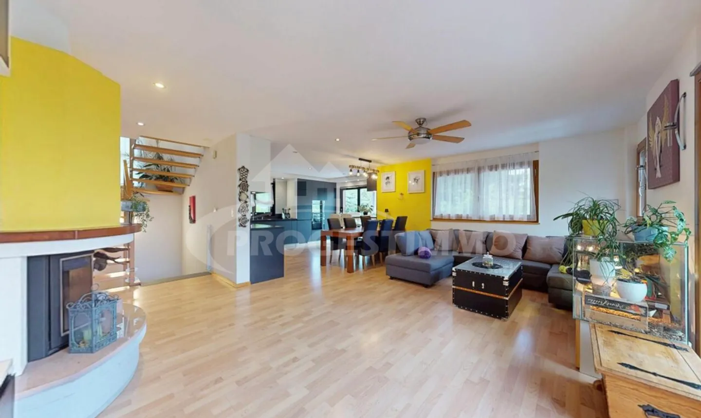 EXCEPTIONAL 6.5-ROOM HOUSE IN A RESIDENTIAL AREA - Photo 2 of 11