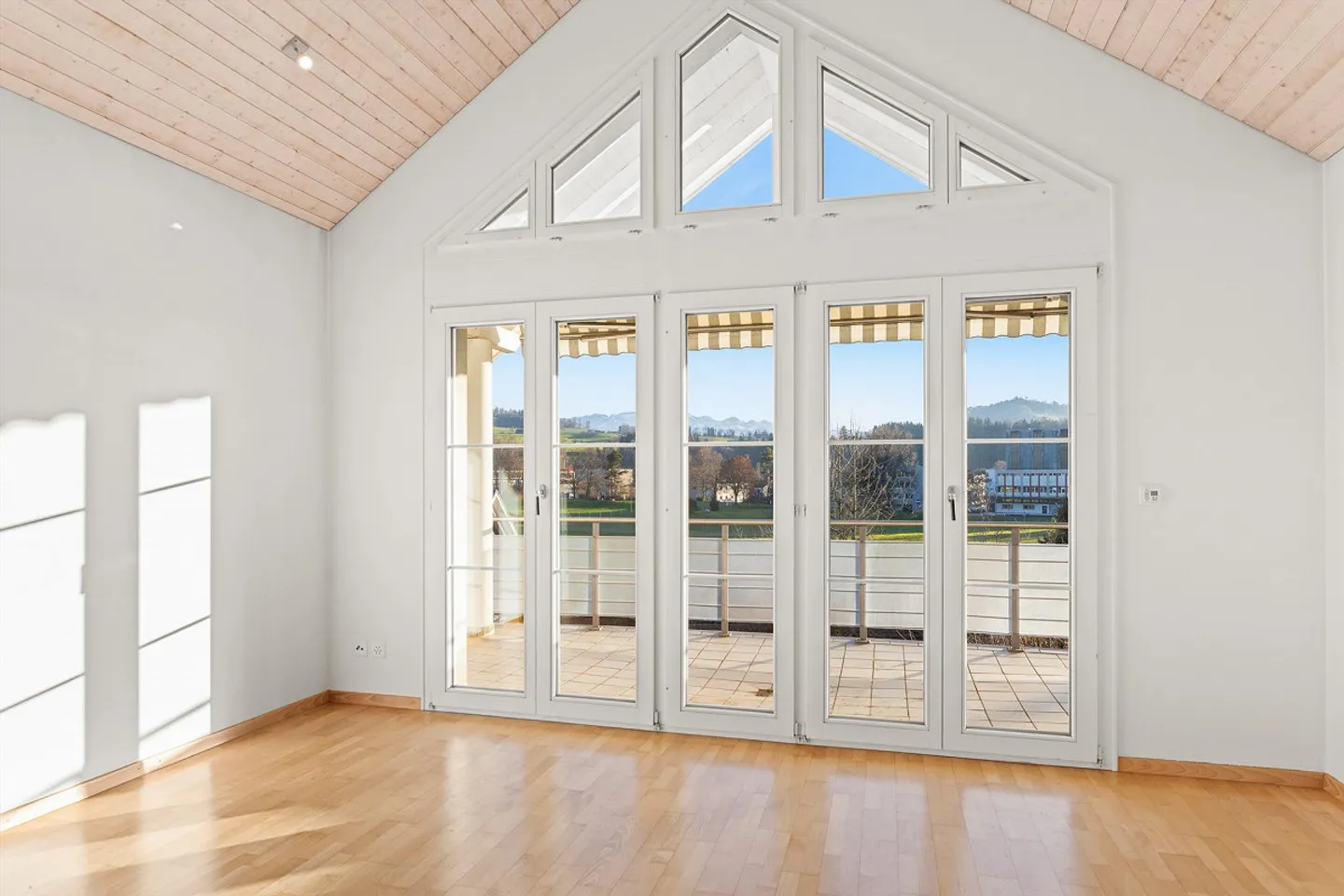 Space, Light and View – Maisonette with Alpine View - Photo 4 of 6