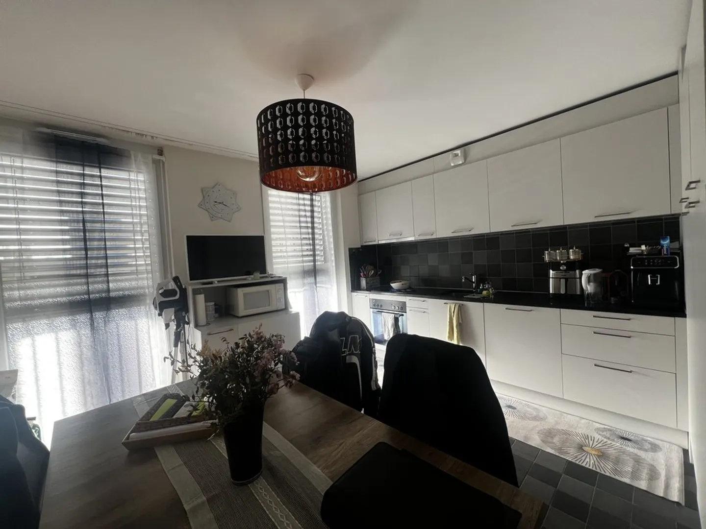 Charming Apartment with Balcony - Photo 4 of 9