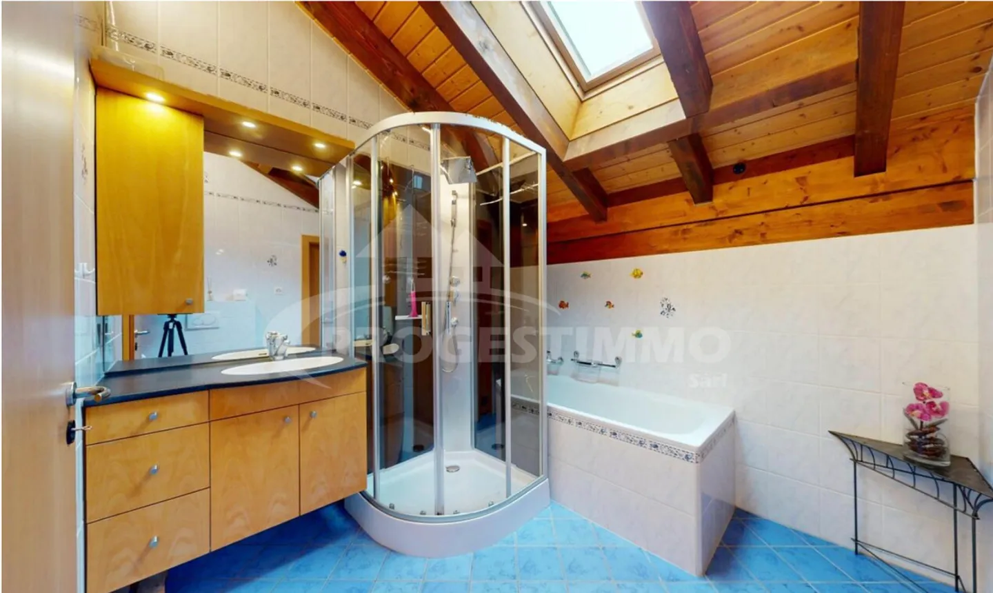 EXCEPTIONAL 6.5-ROOM HOUSE IN A RESIDENTIAL AREA - Photo 9 of 11