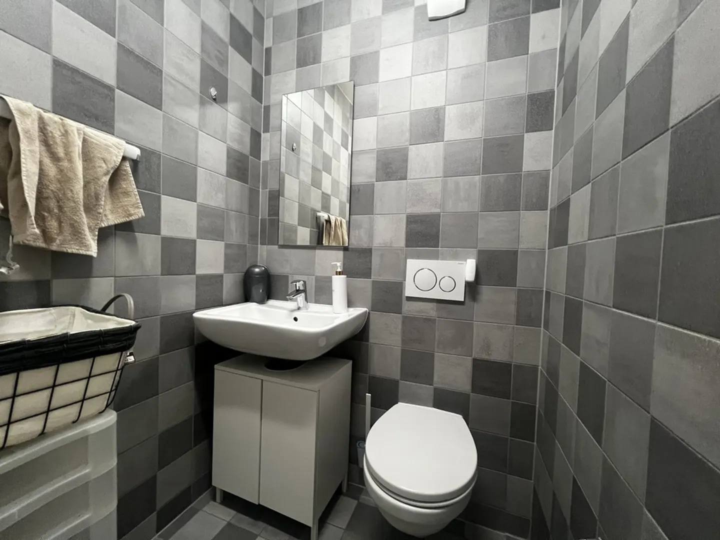 Charming Apartment with Balcony - Photo 7 of 9