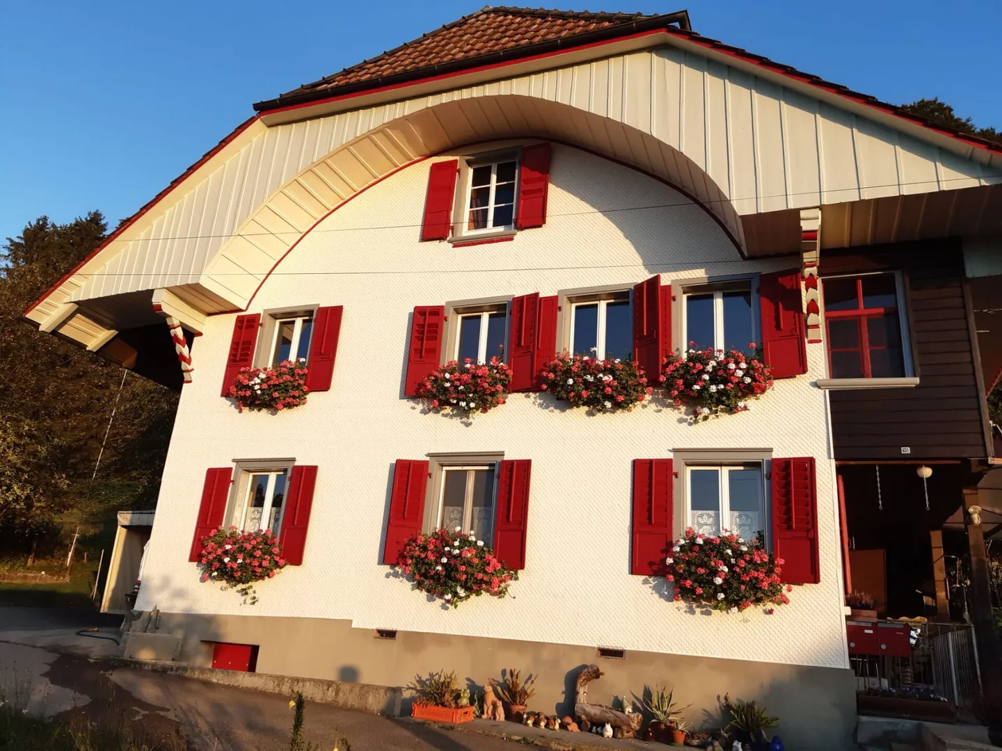 Edificio storico al confine della foresta - Foto 1 di 9