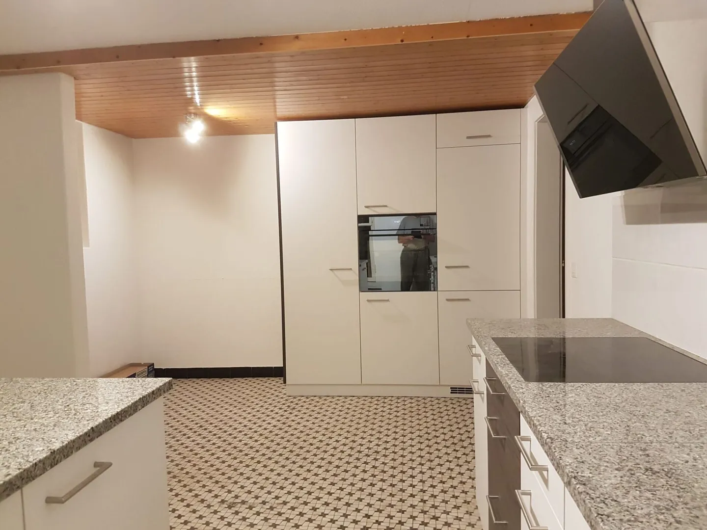 Edificio storico al confine della foresta - Foto 3 di 9