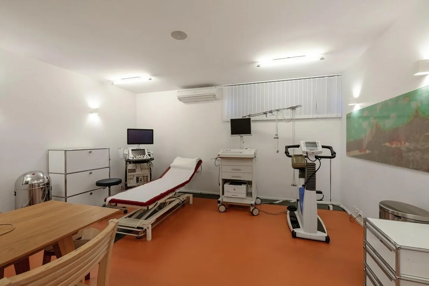 Due to relocation: spacious, modern practice with PPs for sale - Photo 3 of 17