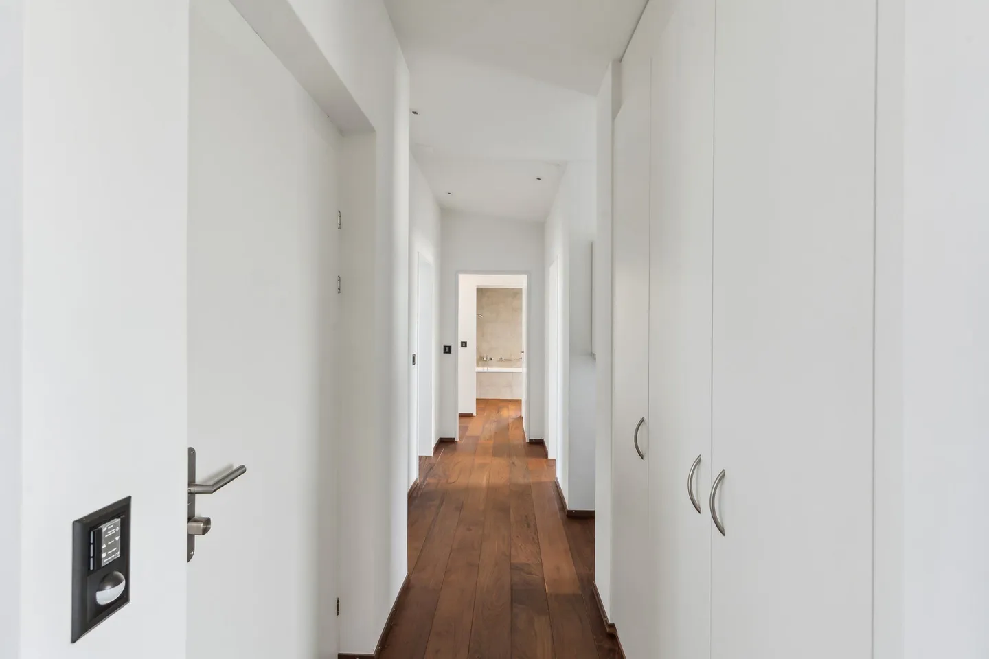 Appartement penthouse luxueux avec 4 terrasses, cheminée et vue panoramique - Photo 3 sur 10