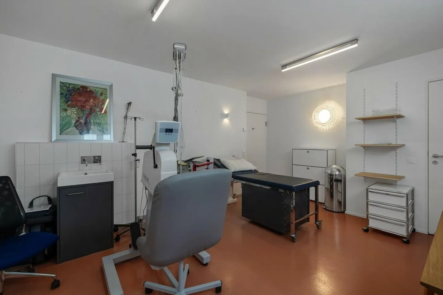 Due to relocation: spacious, modern practice with PPs for sale - Photo 5 of 17