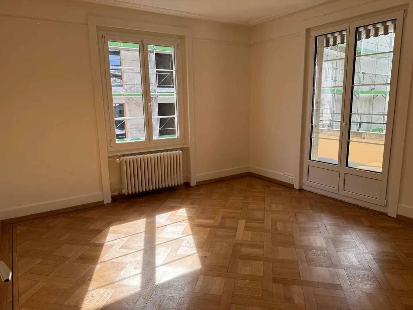 Charming 2.5-room fully renovated apartment - Photo 3 of 6