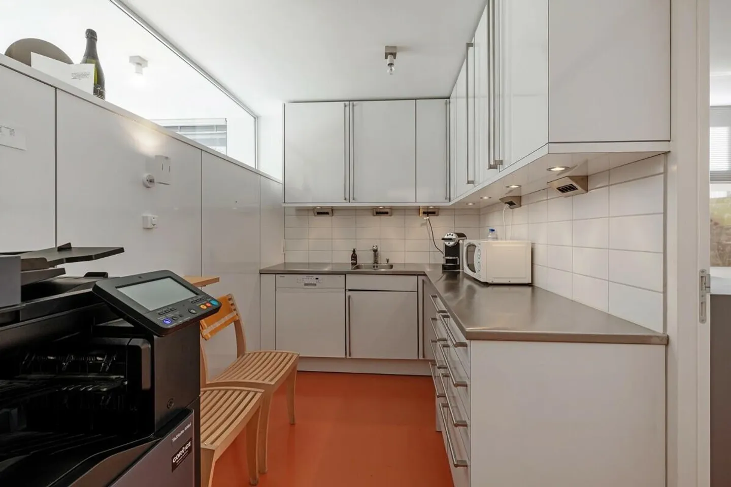 Due to relocation: spacious, modern practice with PPs for sale - Photo 8 of 17