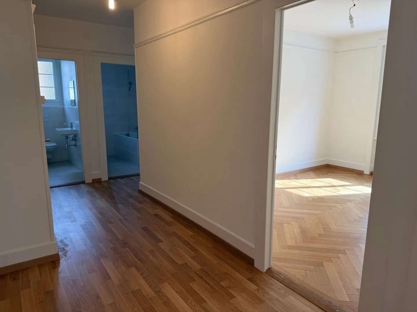 Charming 2.5-room fully renovated apartment - Photo 4 of 6