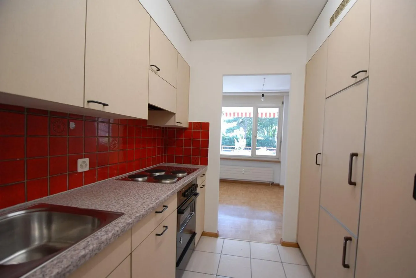 Grande appartement de 2 pièces dans un environnement calme et verdoyant - Photo 2 sur 6