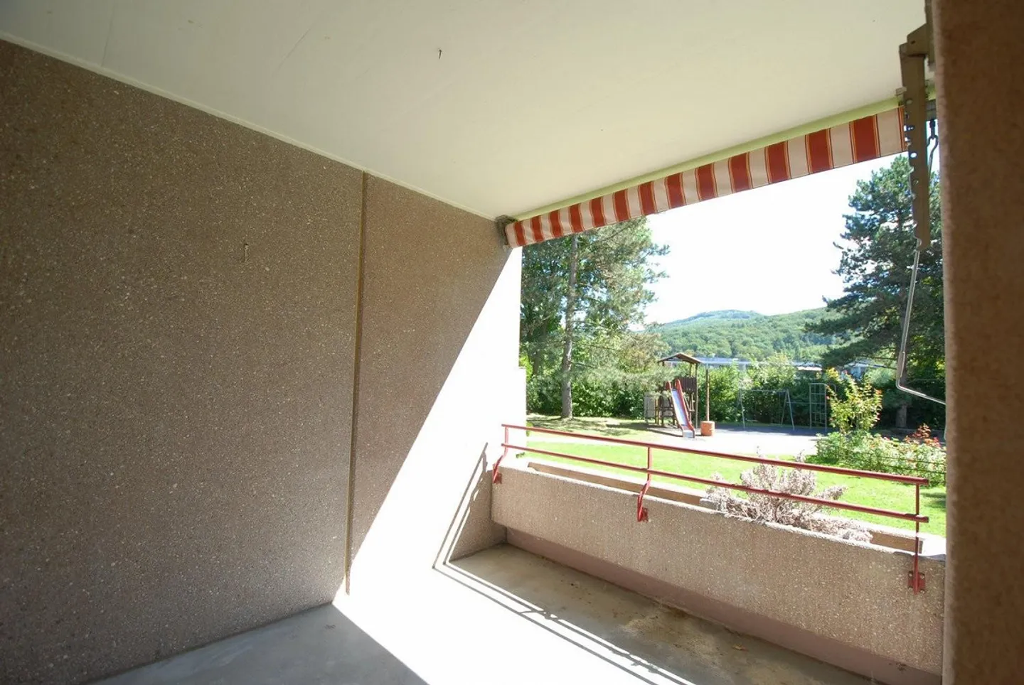 Grande appartement de 2 pièces dans un environnement calme et verdoyant - Photo 5 sur 6