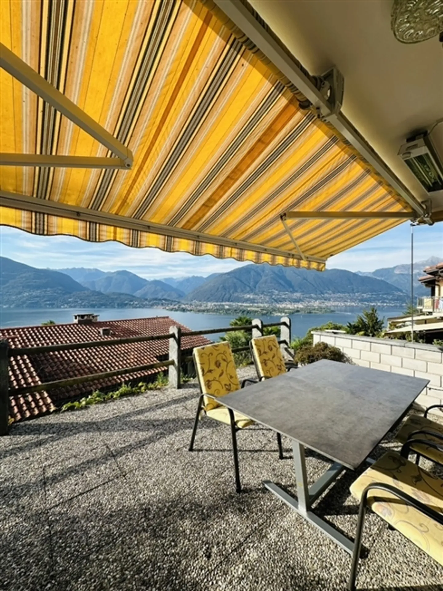 «Einfamilienhaus mit Aussenschwimmbad und Seesicht» - Foto 1 von 20