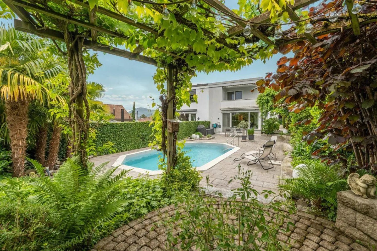 Maison familiale double de 5,5 Z' avec oasis de jardin ensoleillée et garage - Photo 1 sur 13