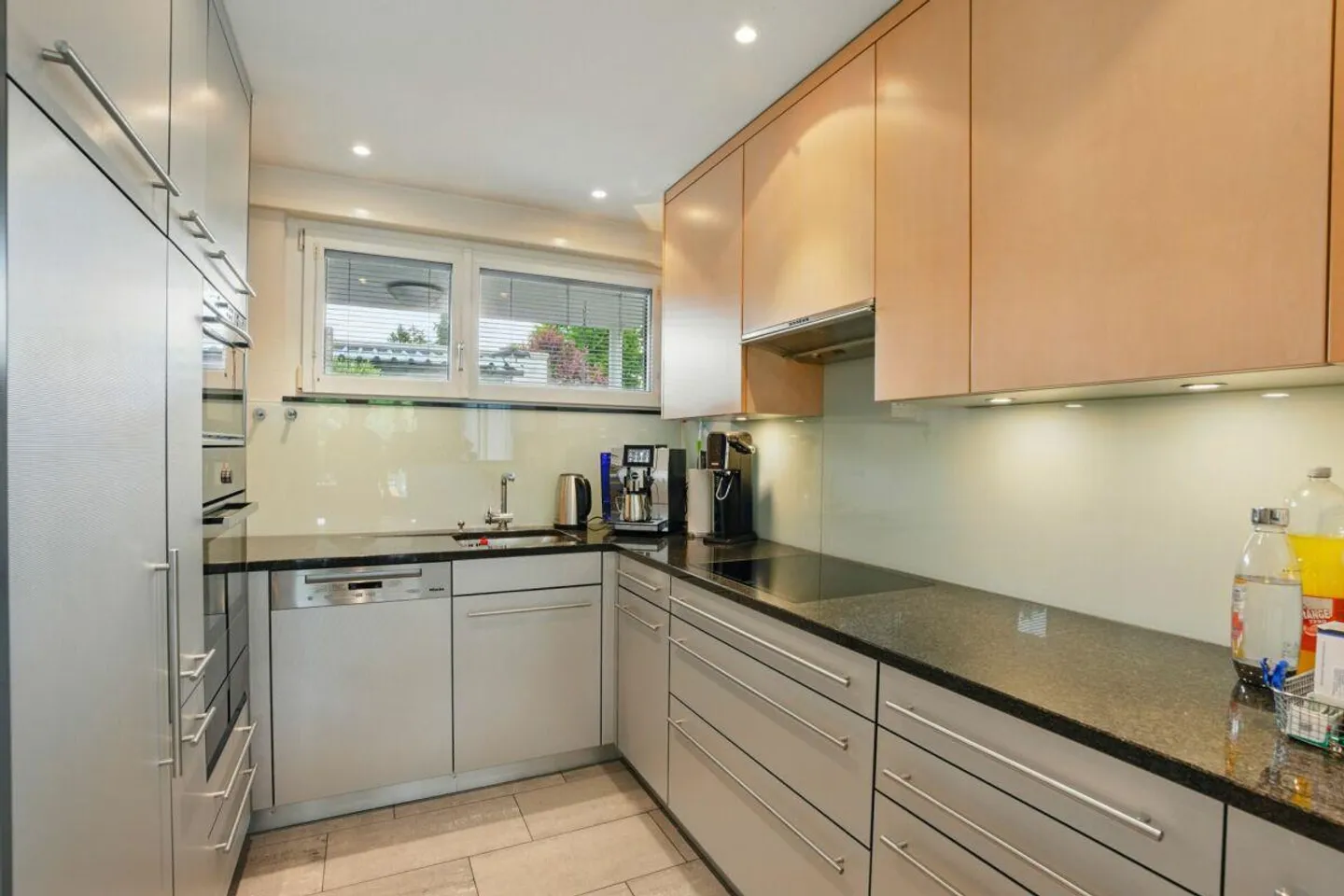 Maison familiale double de 5,5 Z' avec oasis de jardin ensoleillée et garage - Photo 4 sur 13