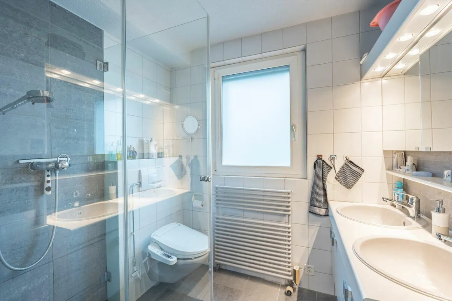 Maison familiale double de 5,5 Z' avec oasis de jardin ensoleillée et garage - Photo 7 sur 13