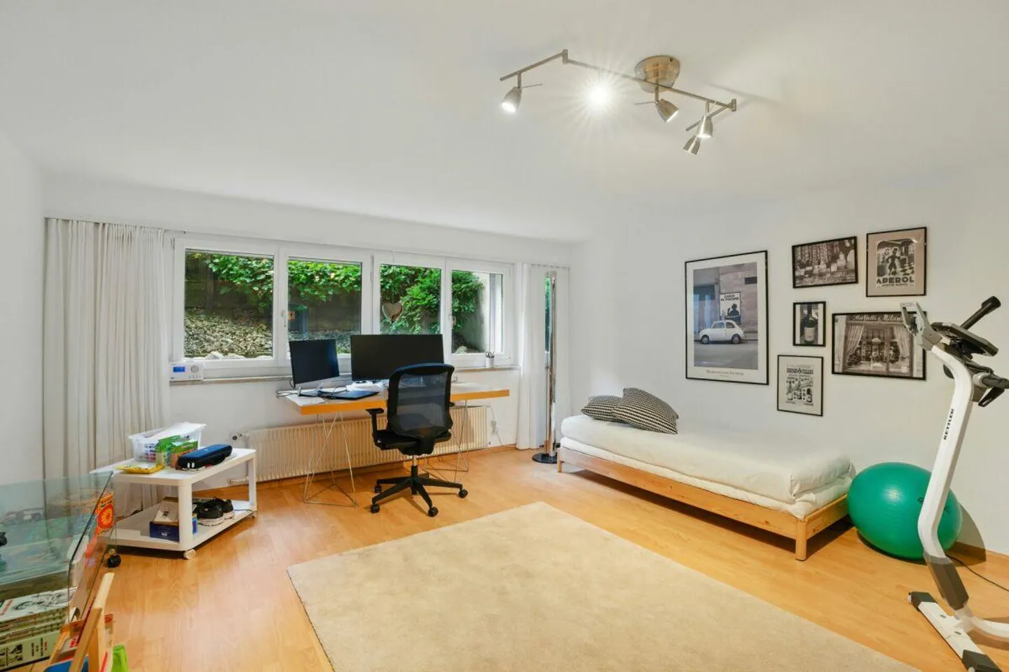 Maison familiale double de 5,5 Z' avec oasis de jardin ensoleillée et garage - Photo 10 sur 13