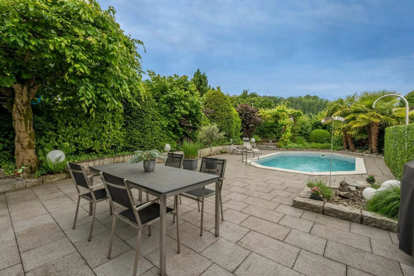 Maison familiale double de 5,5 Z' avec oasis de jardin ensoleillée et garage - Photo 11 sur 13