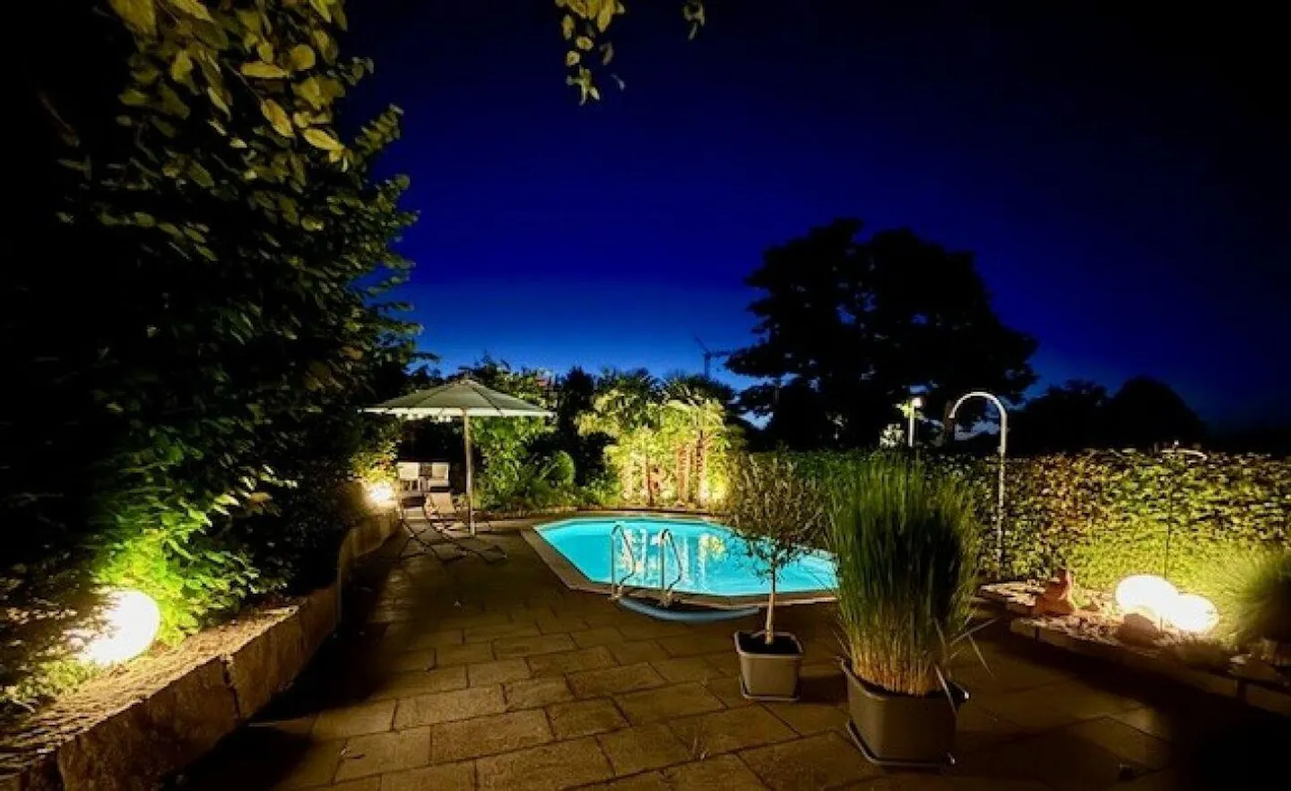 Maison familiale double de 5,5 Z' avec oasis de jardin ensoleillée et garage - Photo 12 sur 13