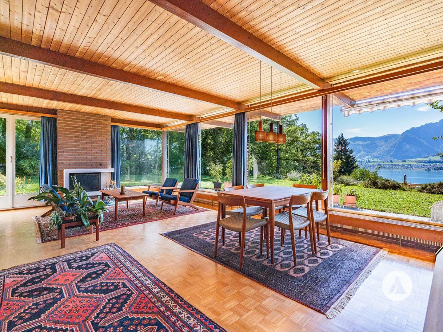 Une maison pleine d'histoire, entourée de forêt et de lac - Photo 1 sur 13
