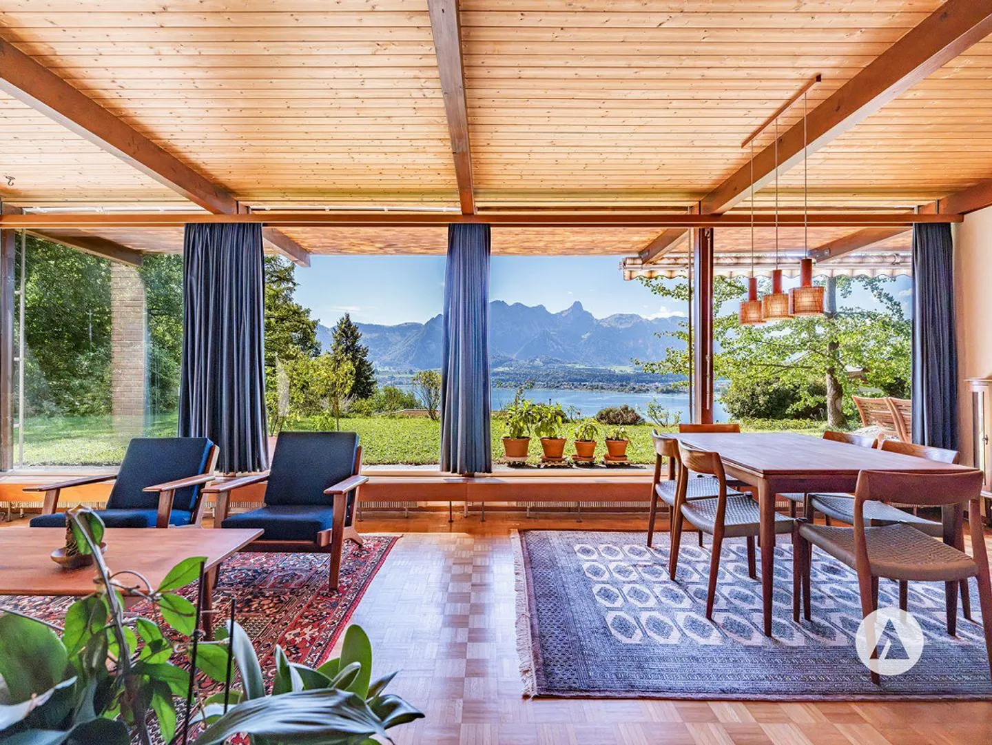 Une maison pleine d'histoire, entourée de forêt et de lac - Photo 2 sur 13