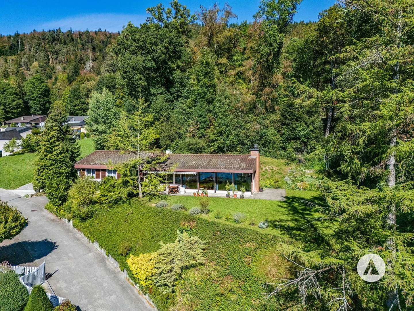 Une maison pleine d'histoire, entourée de forêt et de lac - Photo 9 sur 13