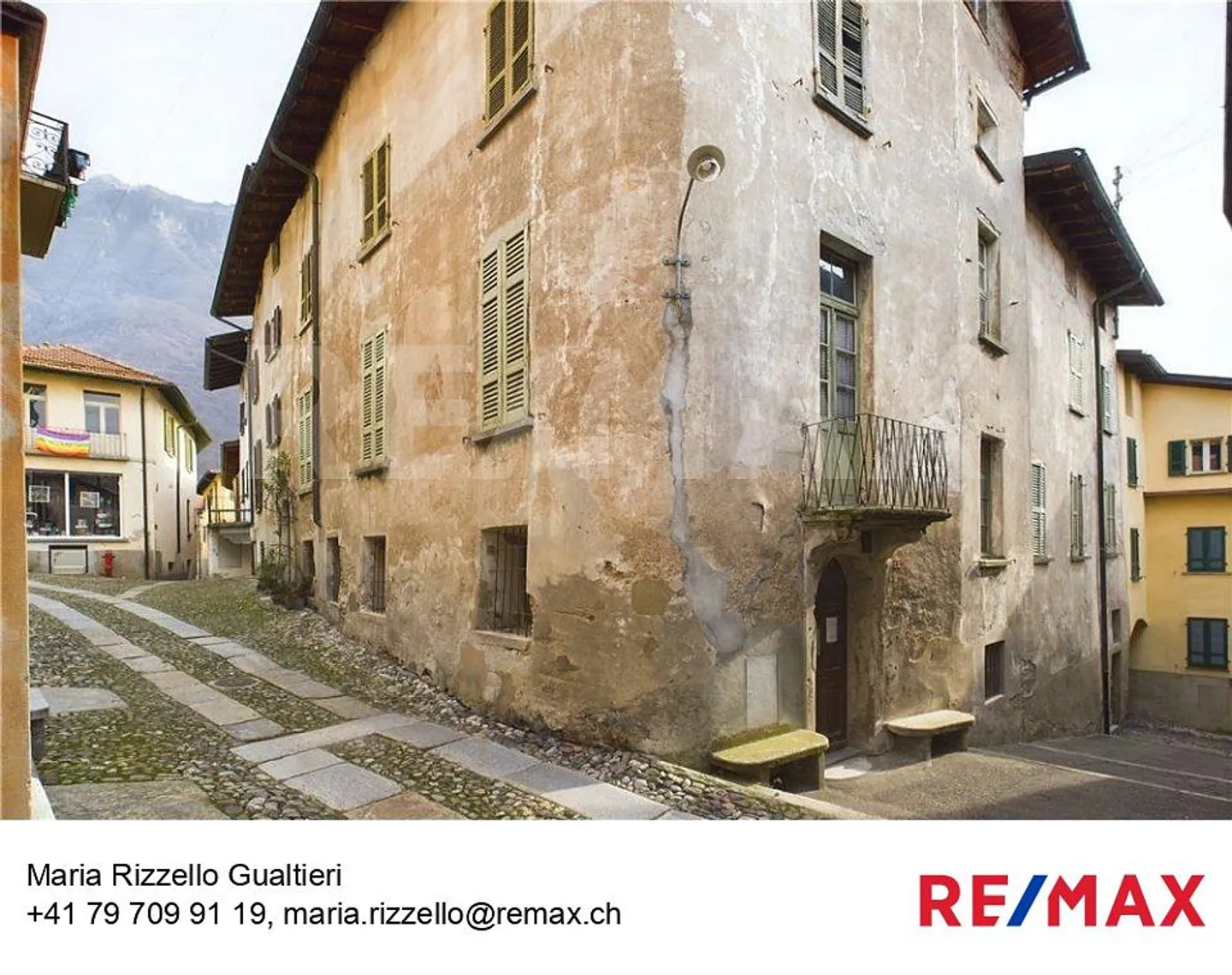 Antico domicilio con soffitta e piccolo cortile/giardino, da ristrutturare - Foto 1 di 10