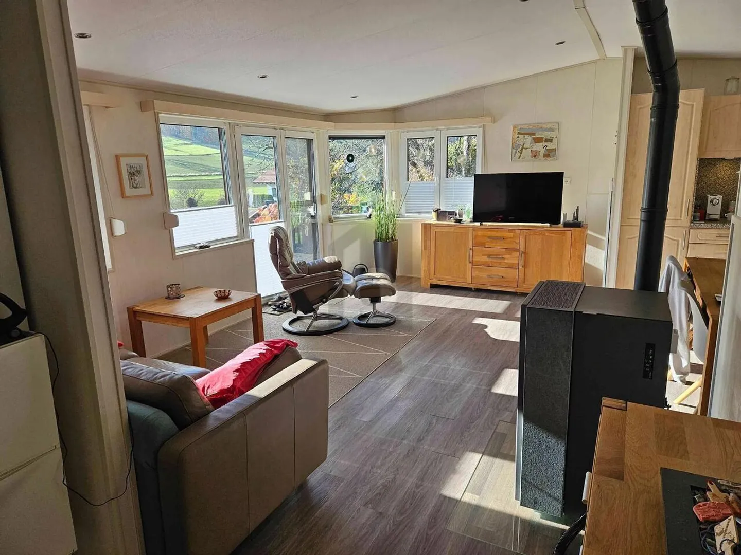 UNBUILDABLE WIDE VIEW, MOVE IN AND FEEL GOOD - Photo 3 of 5