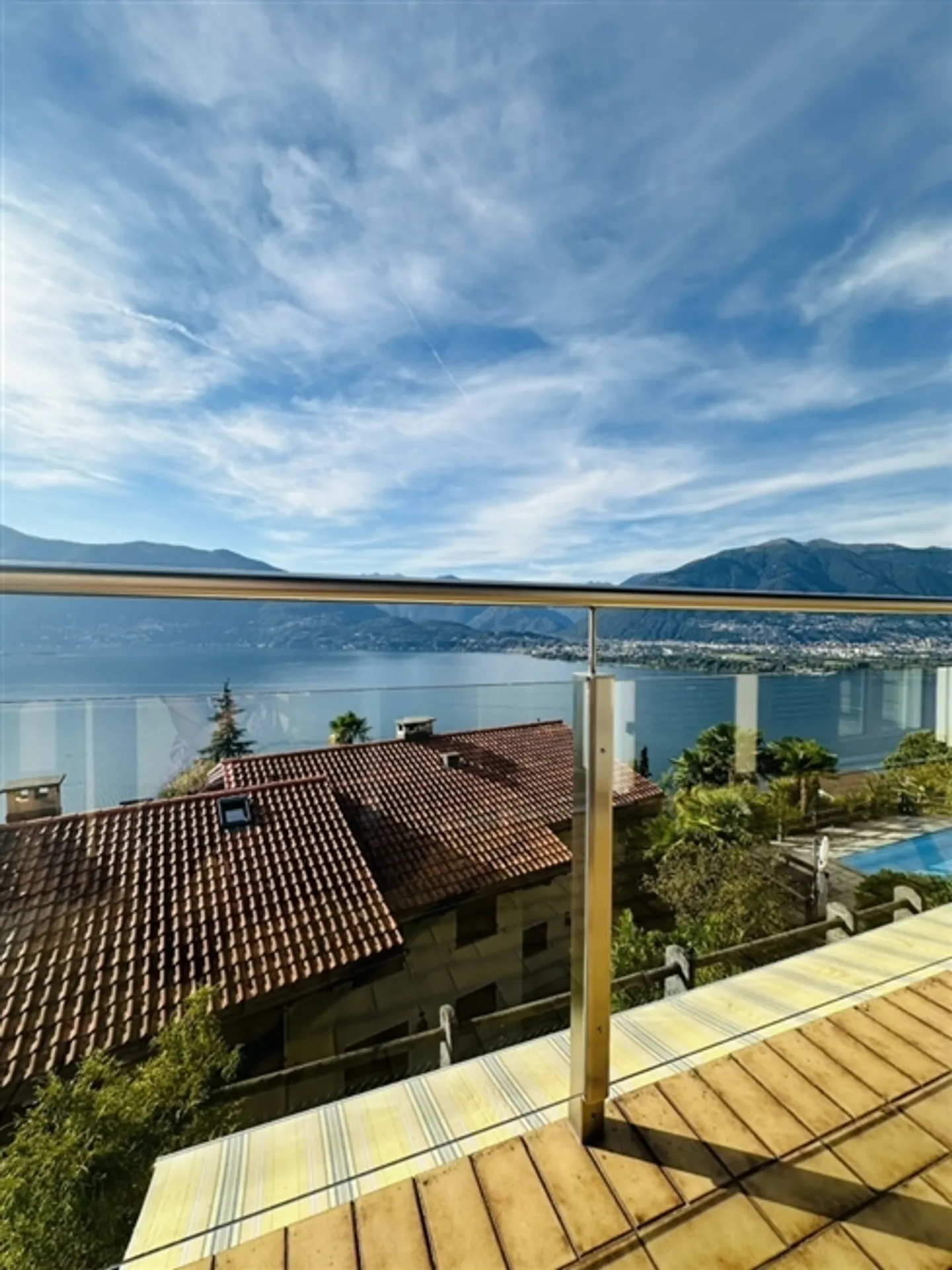 «Einfamilienhaus mit Aussenschwimmbad und Seesicht» - Foto 16 von 20