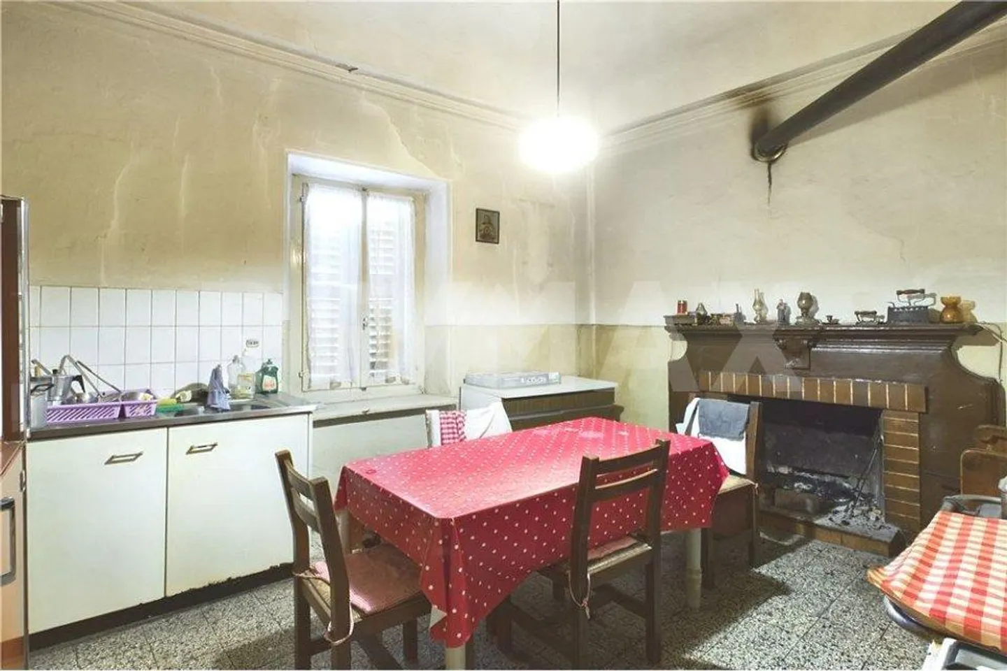 Antico domicilio con soffitta e piccolo cortile/giardino, da ristrutturare - Foto 2 di 10