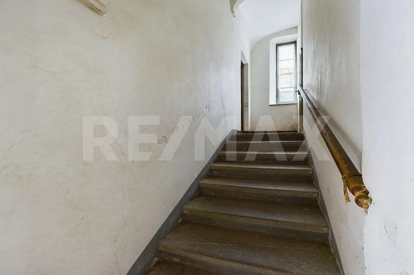 Antico domicilio con soffitta e piccolo cortile/giardino, da ristrutturare - Foto 3 di 10