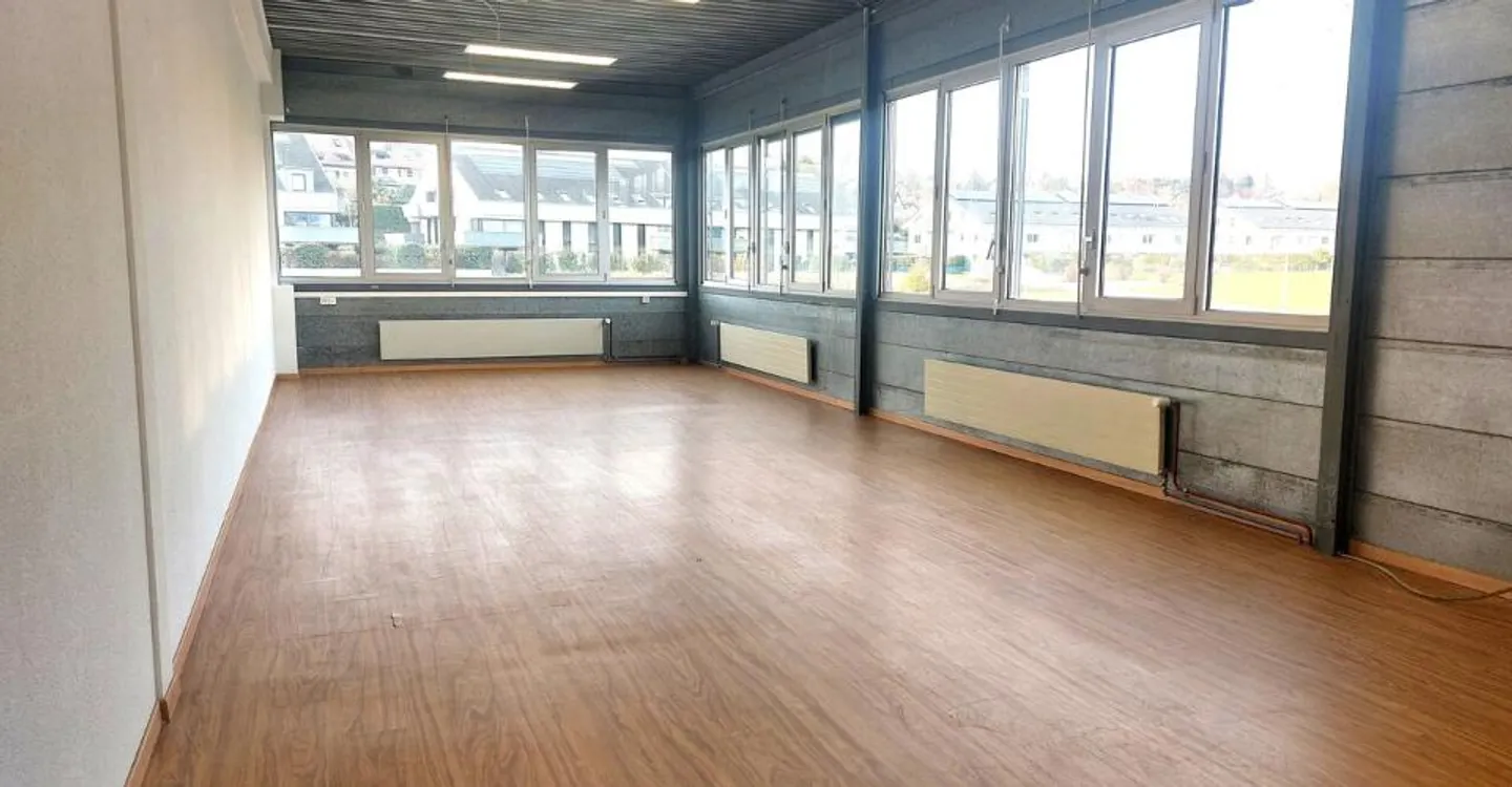 61 m2 Office - Loading Zone with Platform - Flexible Lease - Photo 2 of 5