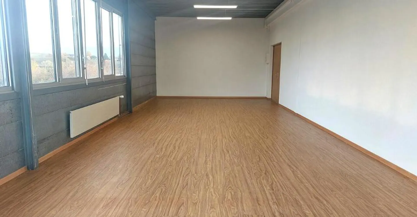 61 m2 Office - Loading Zone with Platform - Flexible Lease - Photo 3 of 5