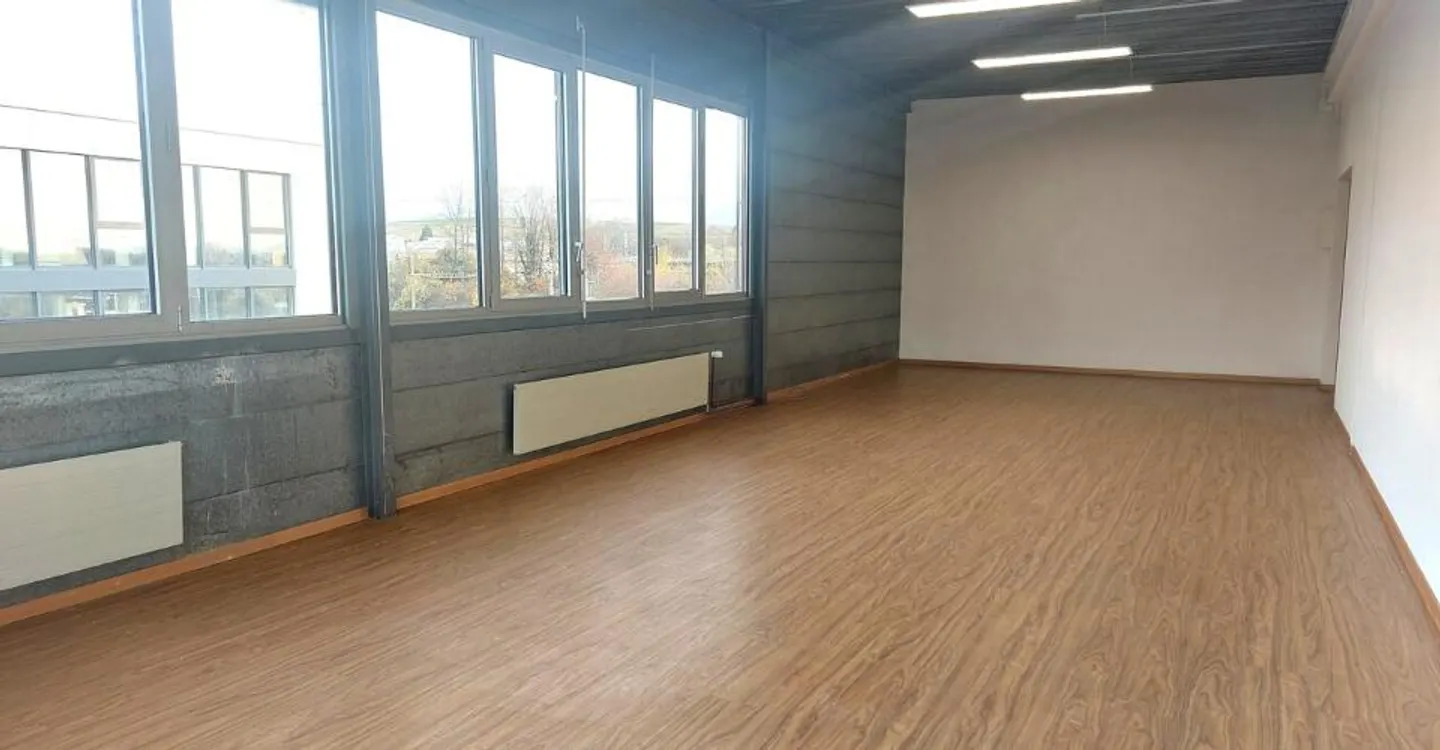 61 m2 Office - Loading Zone with Platform - Flexible Lease - Photo 4 of 5