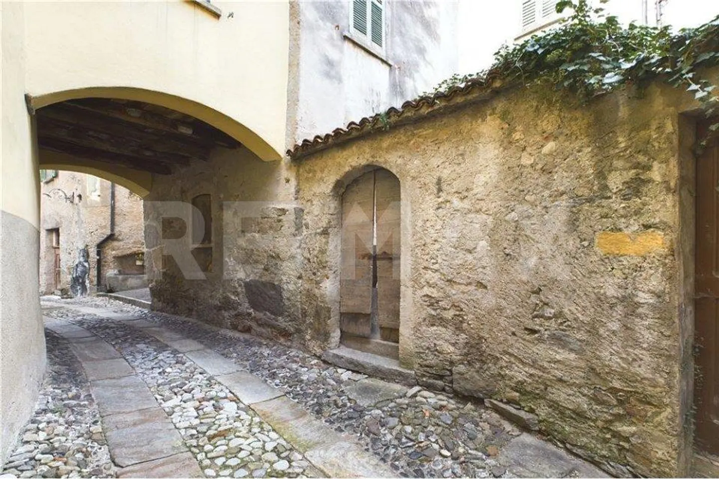 Antico domicilio con soffitta e piccolo cortile/giardino, da ristrutturare - Foto 10 di 10