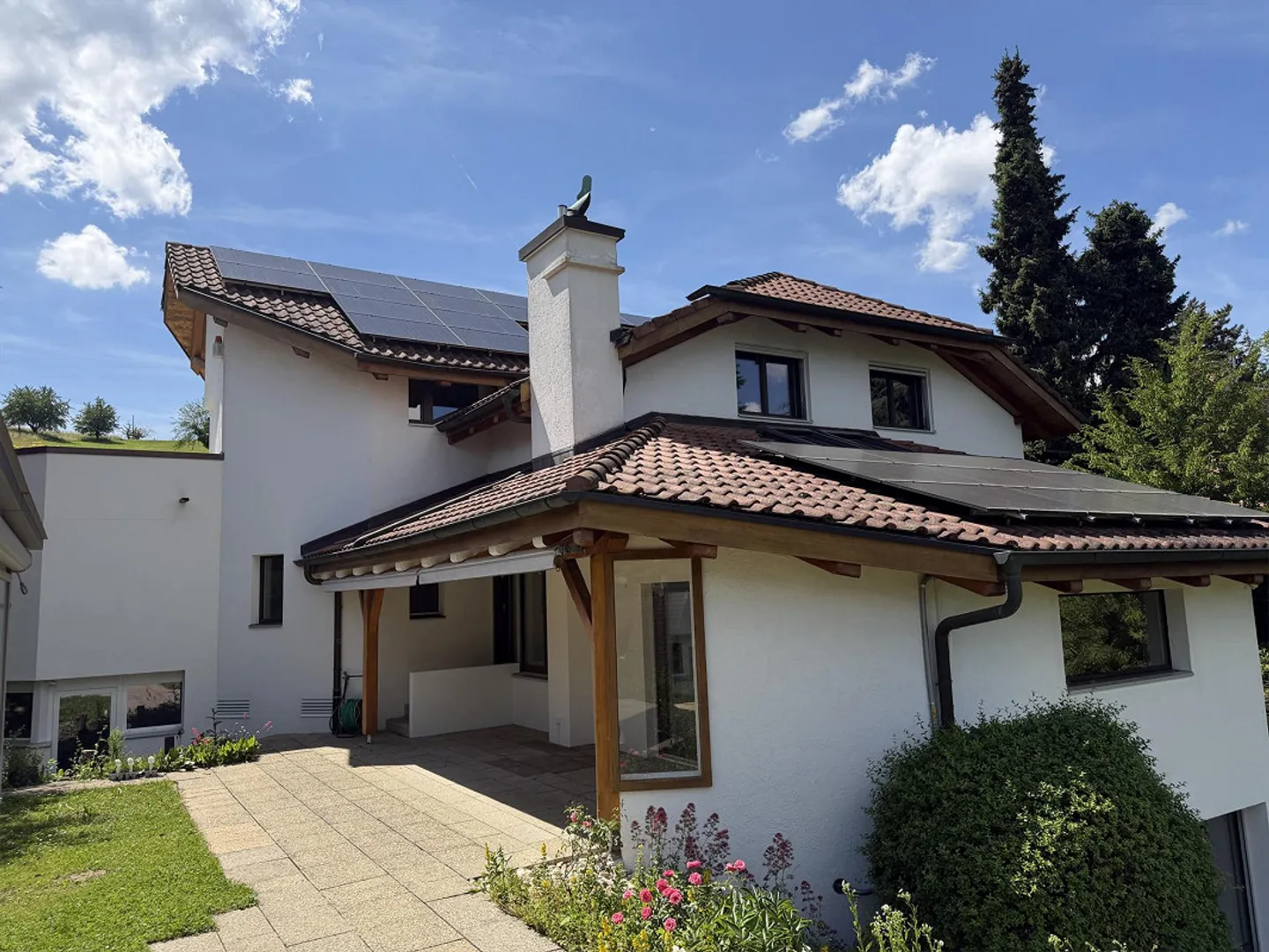 Representative 9-room country villa with modern indoor pool at Muttenzer Dürrberg - Photo 1 of 12