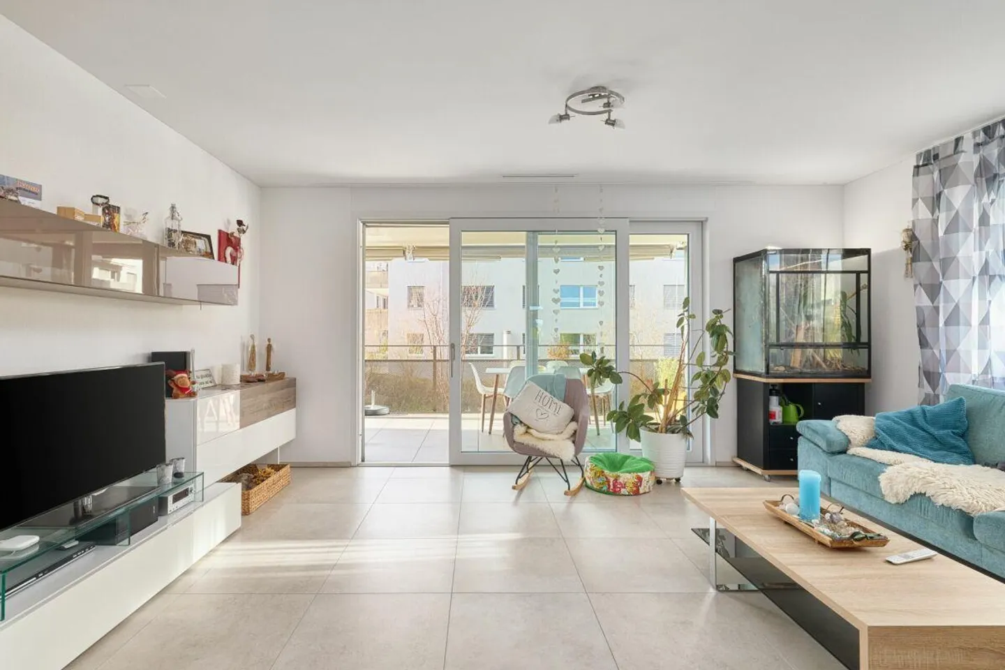 Appartement spacieux de 3,5 pièces avec vue sur la verdure - Photo 2 sur 16