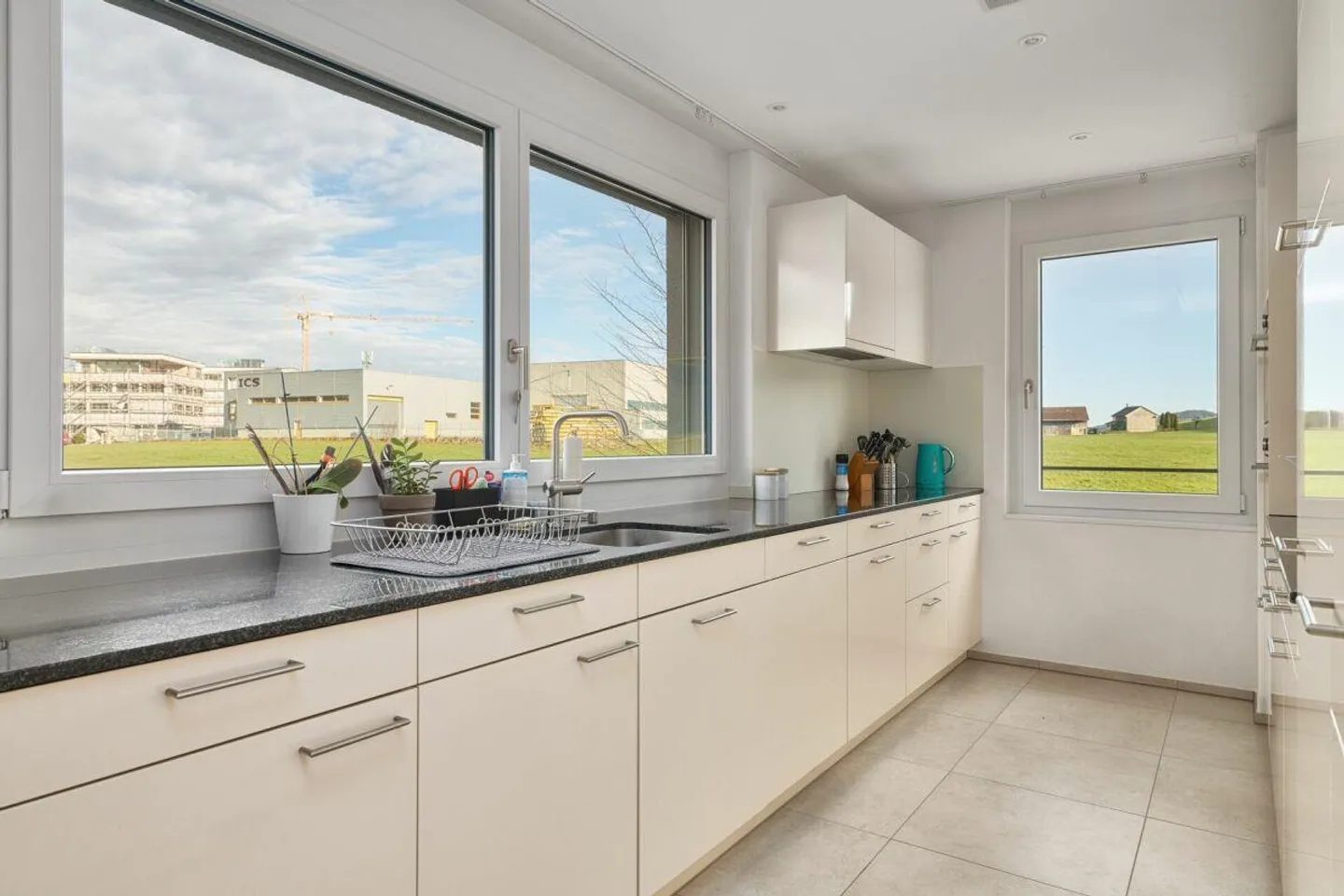 Appartement spacieux de 3,5 pièces avec vue sur la verdure - Photo 4 sur 16