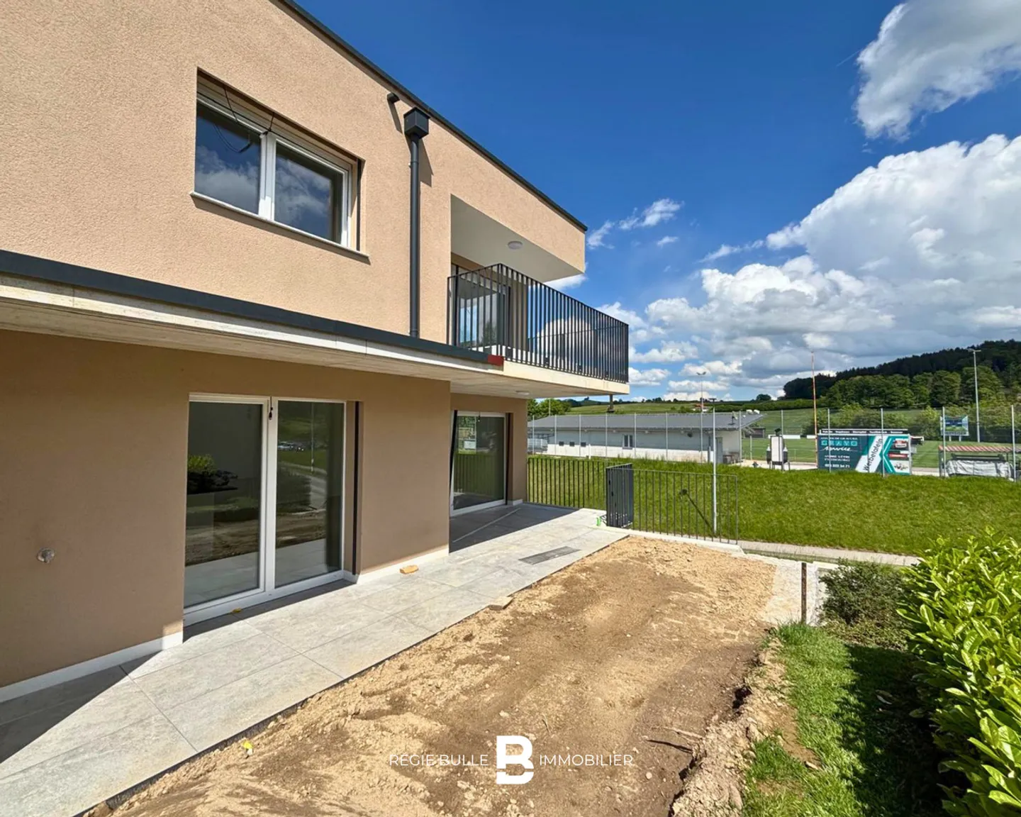 Giffers - Wunderschöne Maisonette-Wohnung mit 4.5 Zimmern zur Miete - Foto 1 von 8