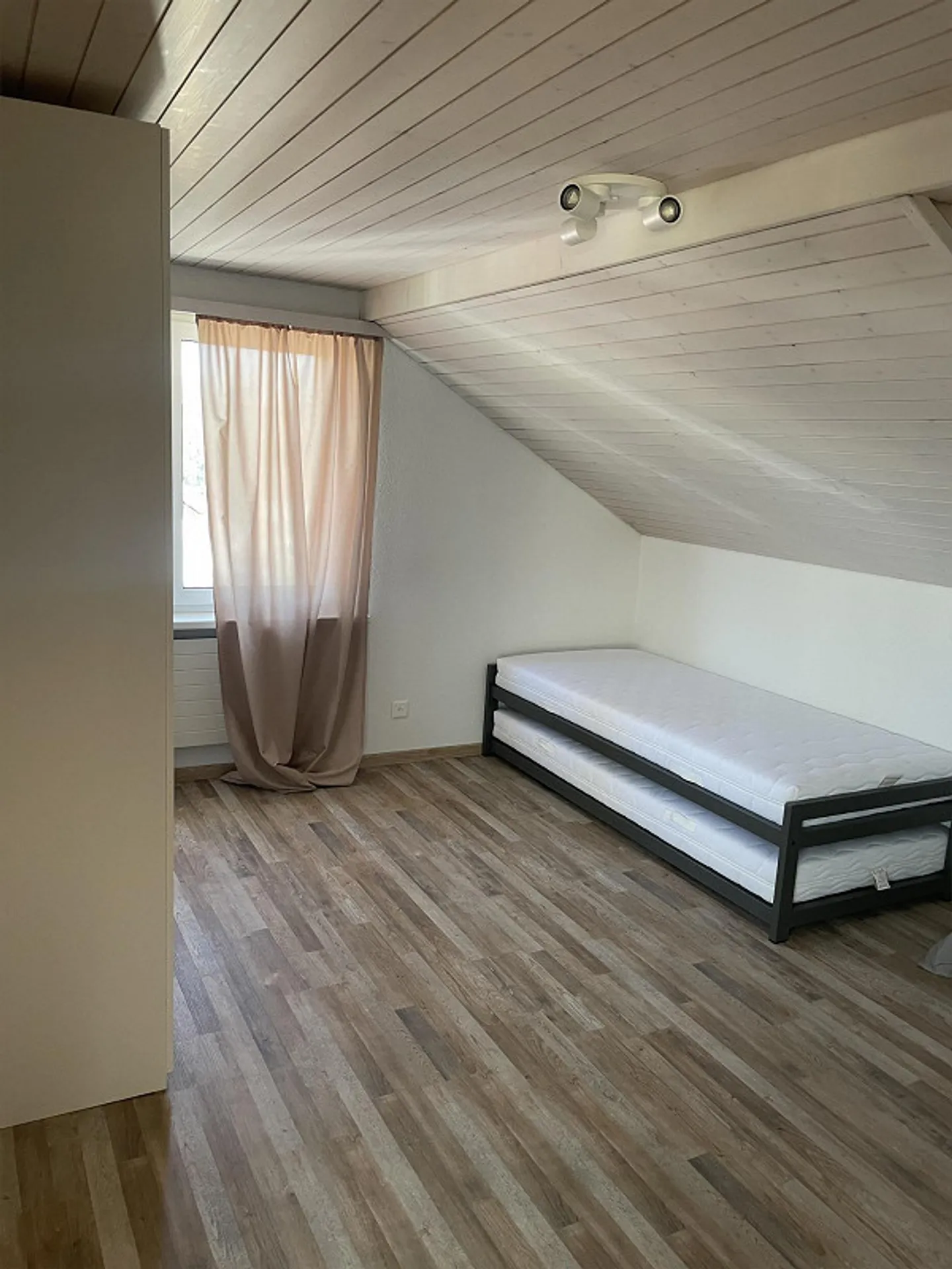 3.5 Zimmer Dachwohnung mit Möbel - Foto 9 von 13