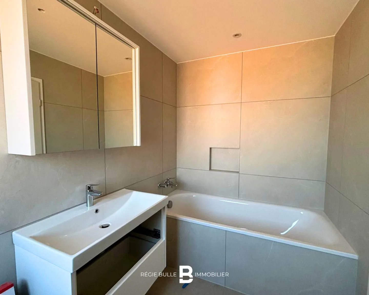 Giffers - Wunderschöne Maisonette-Wohnung mit 4.5 Zimmern zur Miete - Foto 8 von 8