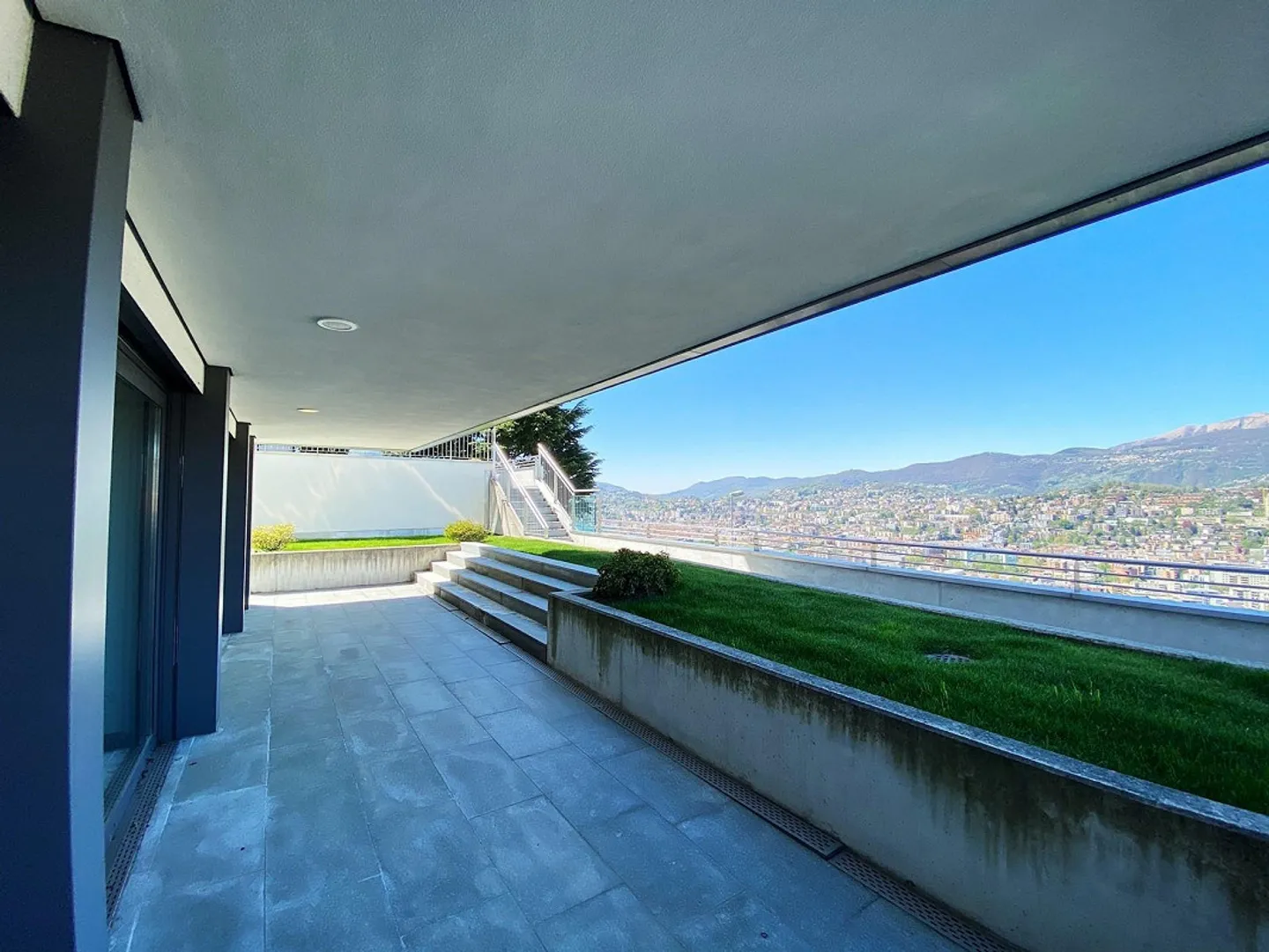 For rent 3.5 rooms in prestigious residence - Albonago - Photo 10 of 17
