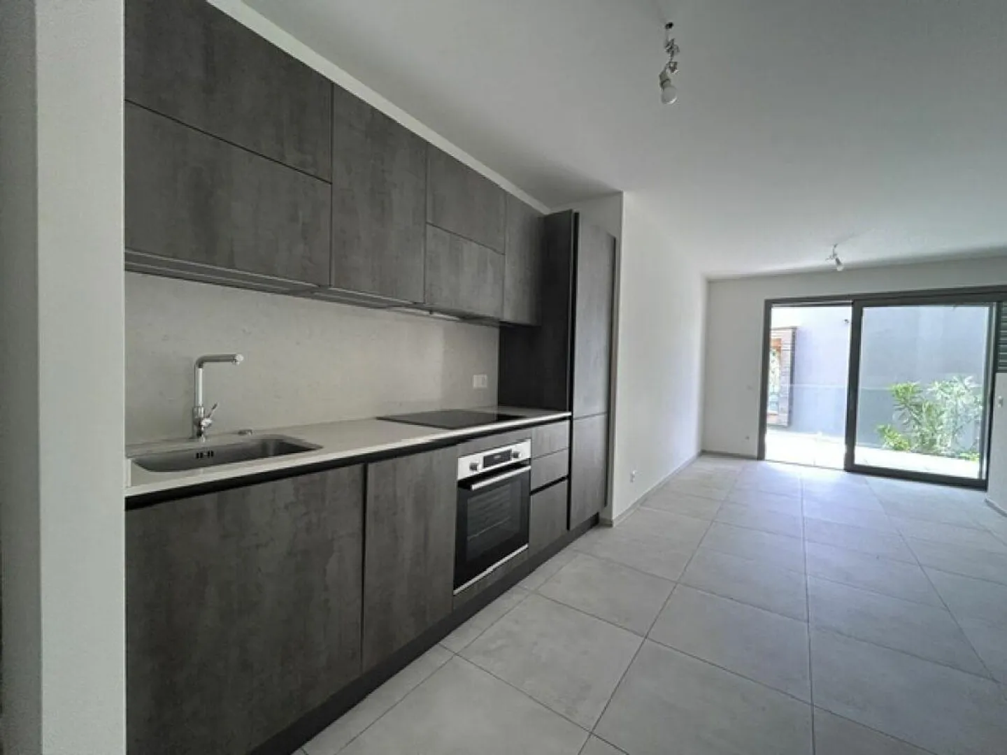 APPARTAMENTO 1.5 LOCALI CON GRANDE BALCONE - Foto 3 di 13
