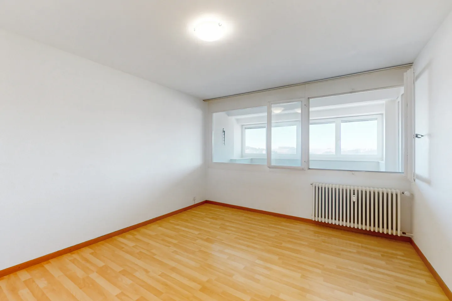 Modern Minergie apartment with glazed balcony, open kitchen & storage room - Photo 4 of 10