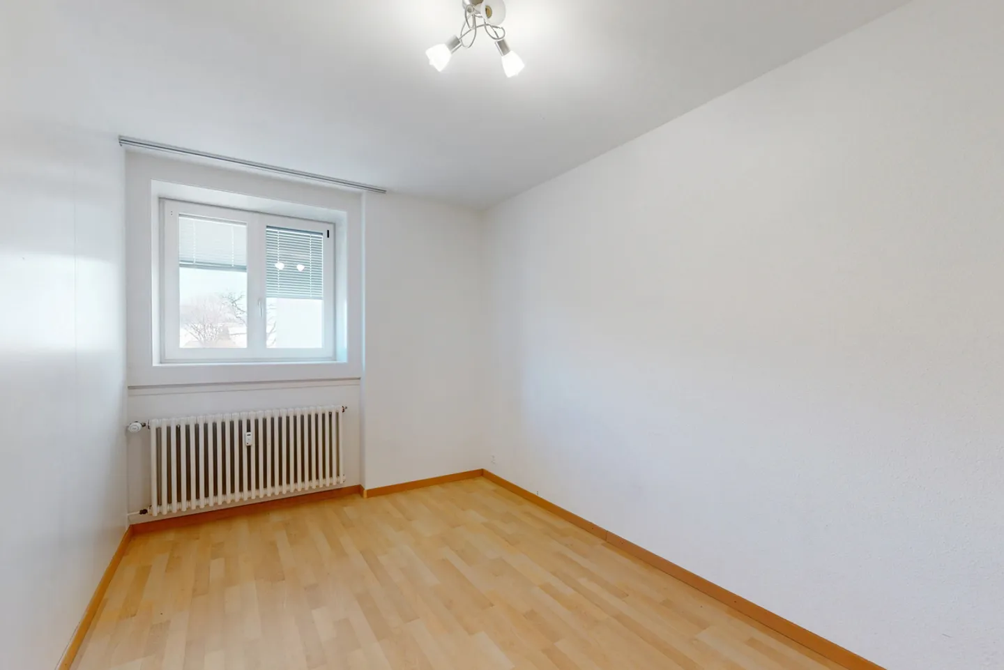 Modern Minergie apartment with glazed balcony, open kitchen & storage room - Photo 5 of 10