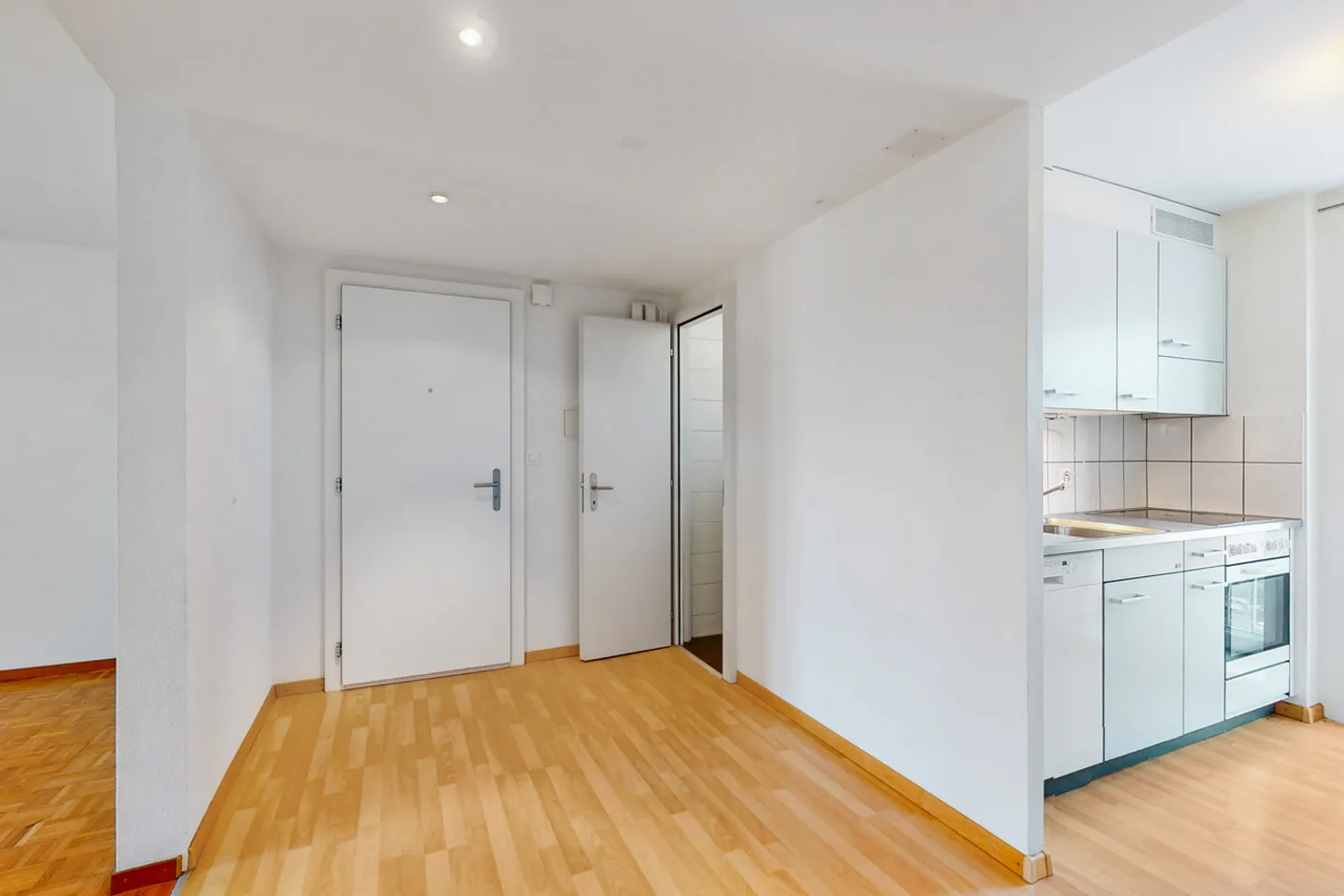 Modern Minergie apartment with glazed balcony, open kitchen & storage room - Photo 6 of 10
