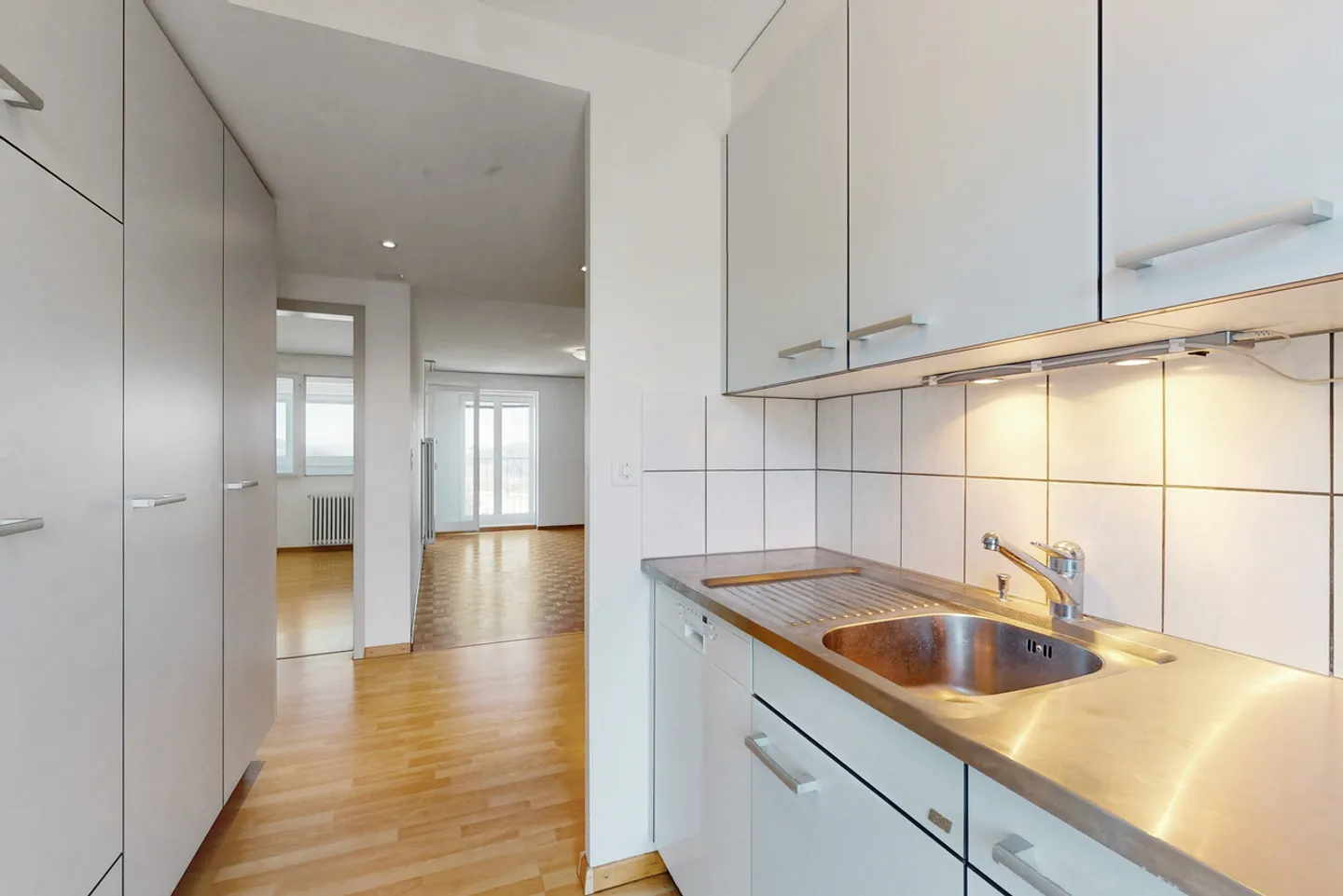 Modern Minergie apartment with glazed balcony, open kitchen & storage room - Photo 7 of 10