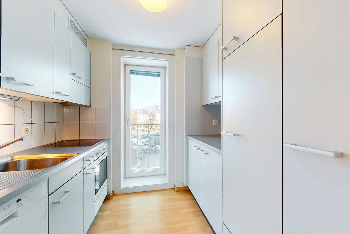 Modern Minergie apartment with glazed balcony, open kitchen & storage room - Photo 8 of 10